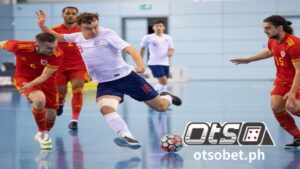 Dalawang koponan na may limang manlalaro bawat isa ay naglalaro sa isang larong futsal.