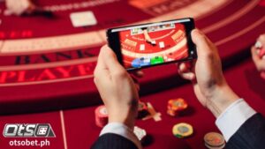 Karaniwang gumagamit ang Baccarat ng walong deck ng mga poker card (iyon ay, isang shoe card) para maglaro